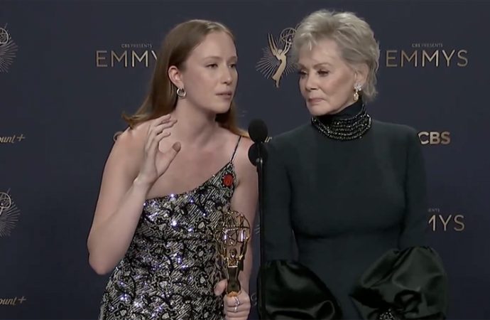 Yahudi aktrist Einbinder, Emmy ödülünü ‘Filistin’e özgürlük’ çağrısı yaparak aldı