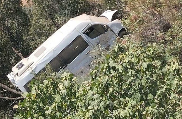 Öğrenci servisi uçuruma yuvarlandı: 5 yaralı