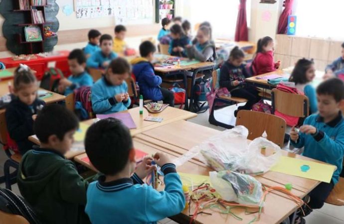 Belediye başkanı eylül maaşını çocuklara bağışladı