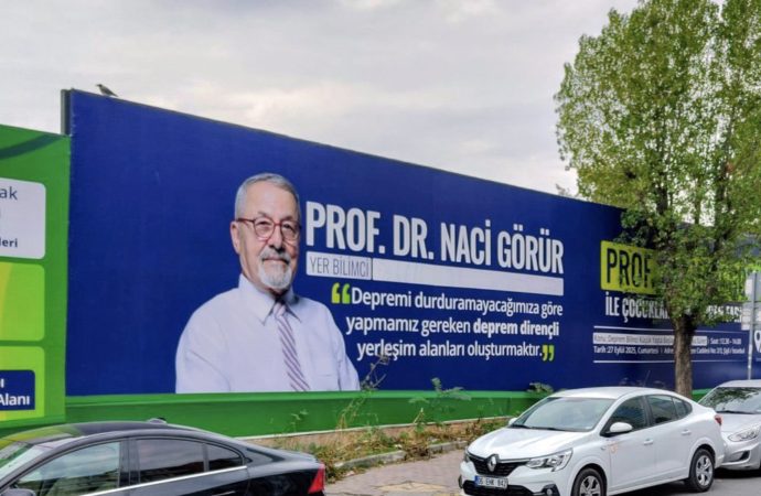 Reklam panosu tartışması: Naci Görür Taş Yapı’nın reklam yüzü değilmiş