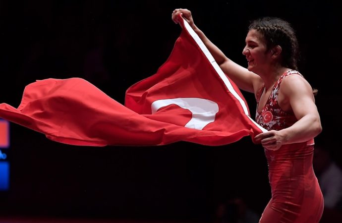 Milli güreşçi Nesrin Baş, finalde kaybetti, gümüşte kaldı