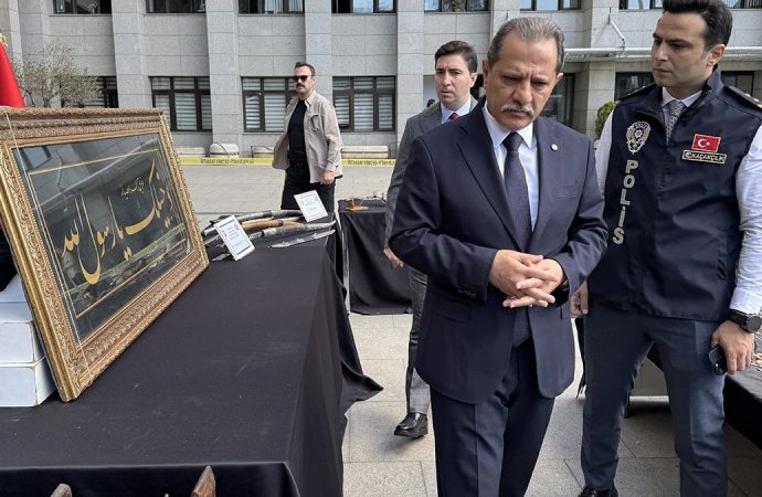 İstanbul’da tarihi eser kaçakçılığı operasyonu: Interpol’ün aradığı levha bulundu