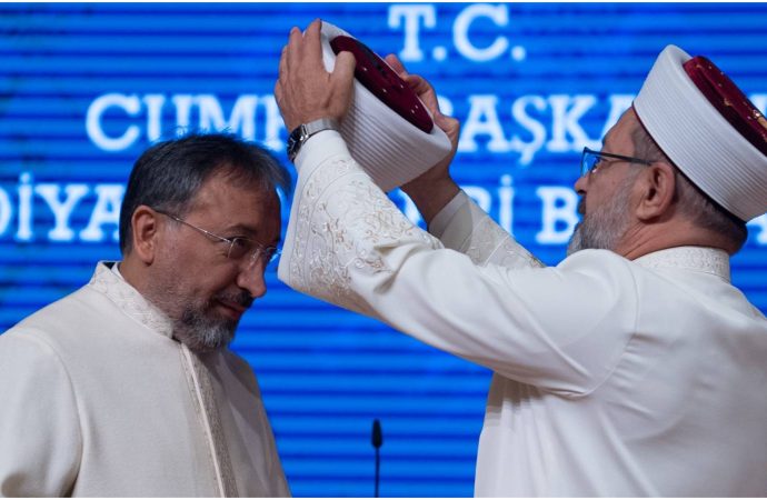 Diyanet’te yeni dönem: Ali Erbaş görevi ‘Çok güzel işler yapık’ diyerek Arpaguş’a devretti
