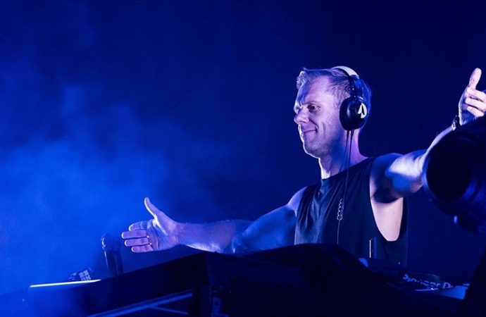Dünyanın en iyi DJ’i Armin van Buuren İstanbul’da hayranlarıyla buluştu