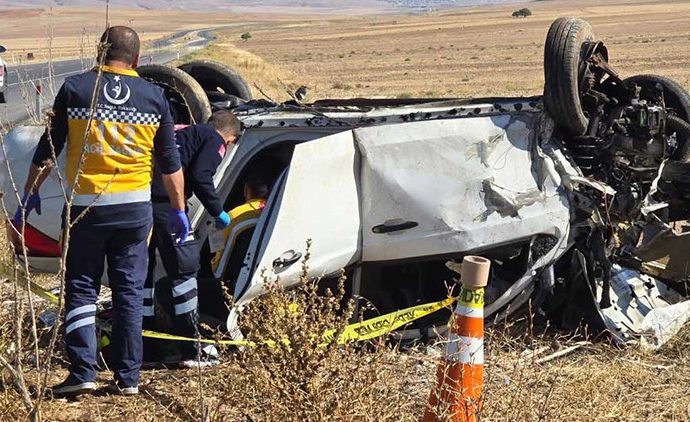 Takla atan otomobilde üç kişi yaşamını yitirdi