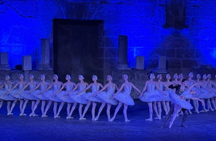 Meriç Sümen’li “Kuğu Gölü” balesi Aspendos Antik Tiyatro’daydı