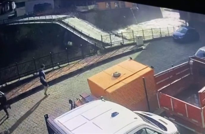 Sel Borçka’da tarihi köprüyü çökertti