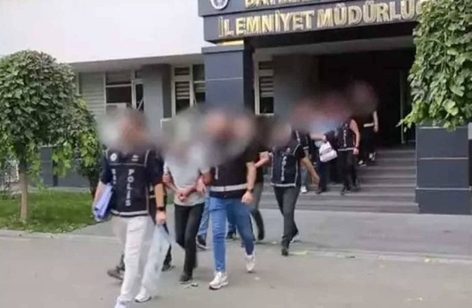 ‘Seni devlet memuru yaparım’ deyip 30 milyon lira dolandırmışlar