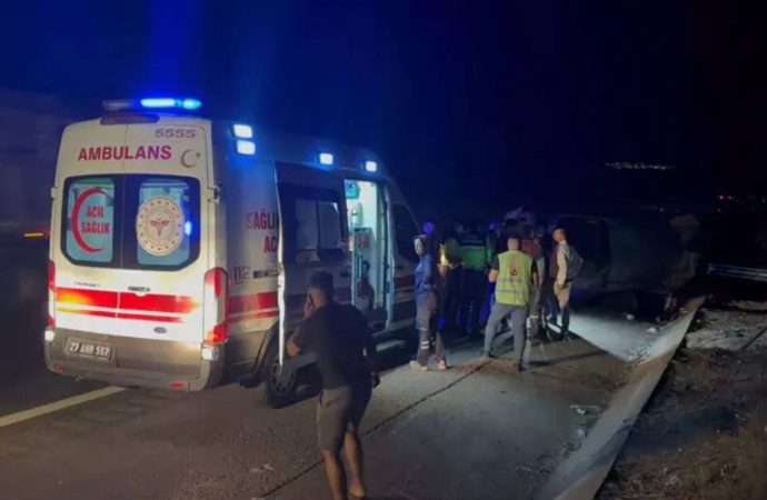 Lastiği patlayan minibüs takla attı: İki ölü, sekiz yaralı