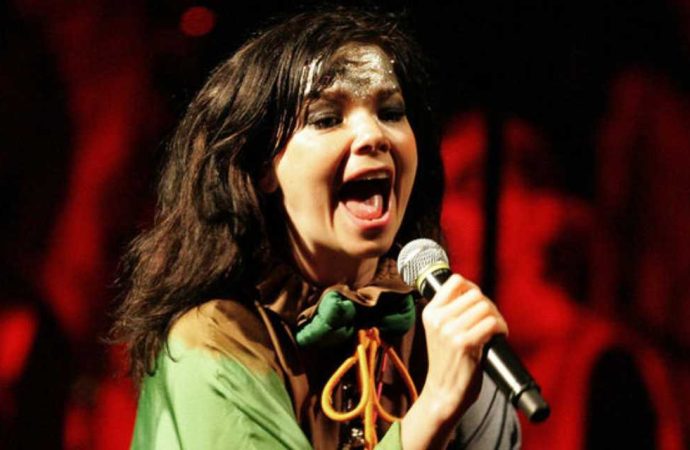 Dünyaca ünlü şarkıcı Björk şarkılarını İsrail’de dinletmiyor