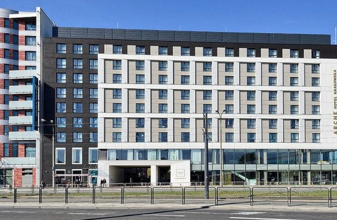 Otellerinde hamile kalana para verecek