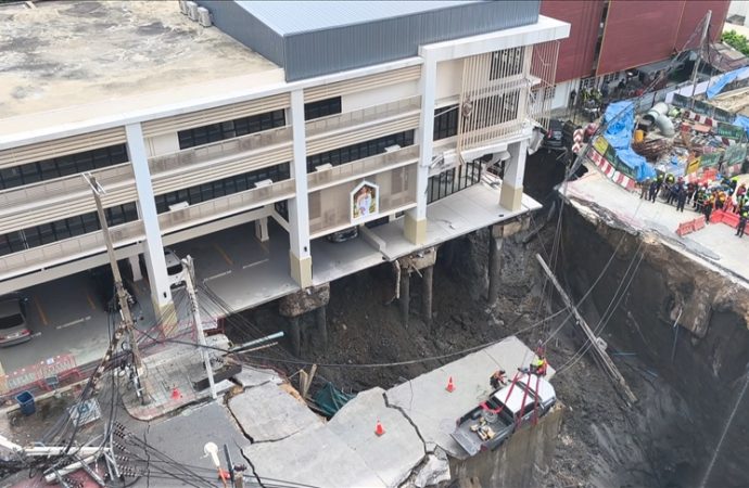 Tayland’da yol çöktü, 50 metre derinliğinde uçurum oluştu