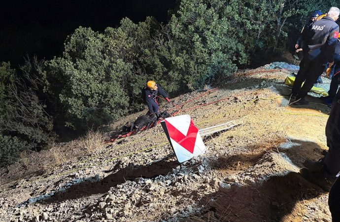 Otomobil 400 metrelik uçuruma yuvarlandı: Dört kişi can verdi