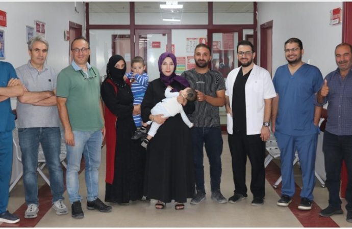 İki bebek biyonik kulak ameliyatıyla duymaya başladı