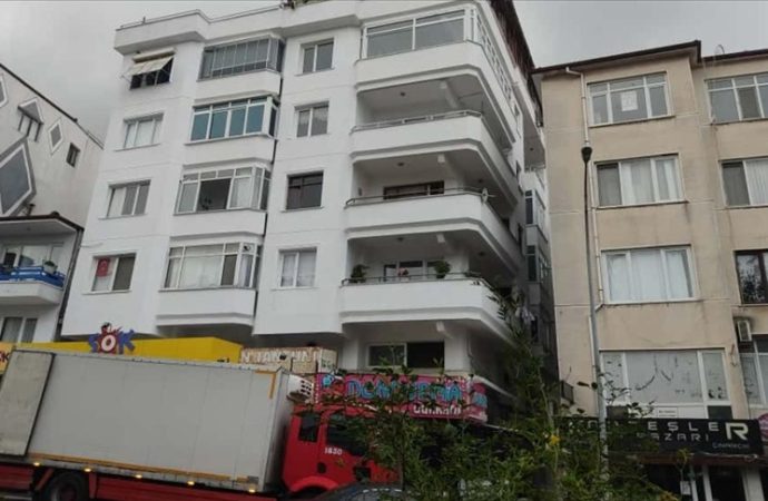 Şarkıcı ‘Güllü’ evinin balkonundan düşerek hayatını kaybetti