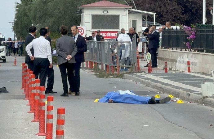 Adliyenin kapısında cinayet işlediler