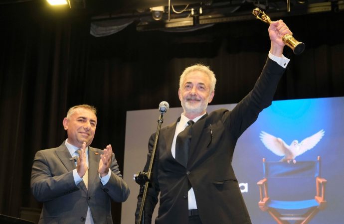 Mehmet Aslantuğ Altın Koza onur ödülünü ‘Zeydan Başkan’a ithaf etti