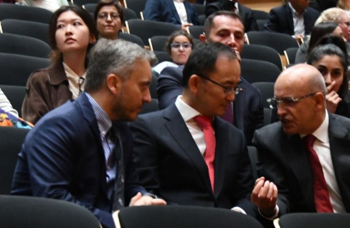 Mehmet Şimşek konser ve dans gösterisine geç geldi, seyirci onu protesto etti