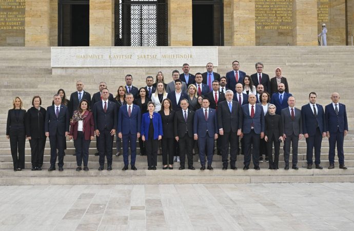 Özel yeni PM ve YDK üyeleriyle gittiği Anıtkabir’de deftere de yazdı: 19 Mart sivil darbesine karşı mücadeleyi sürdürüyoruz