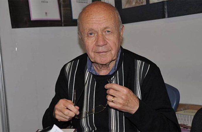 İsmail Beşikçi, sahnede fenalaştı, beyin kanaması geçirdi