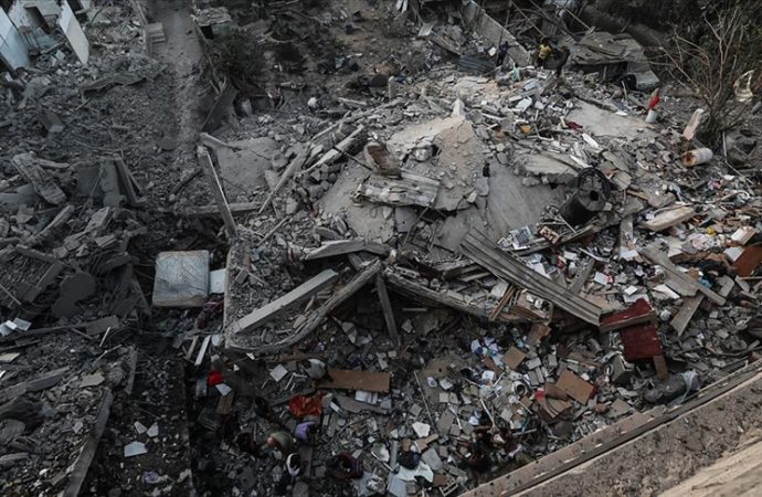 Gazze’de iki ev bombalandı, 10 Filistinli hayatını kaybetti