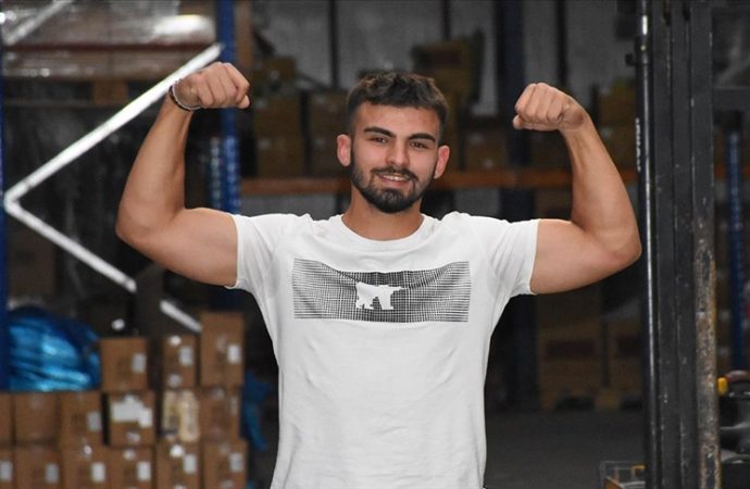 Toptan gıda deposundan halter şampiyonluğuna