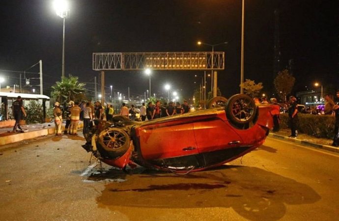 Otomobil kaldırımda yürüyenlere çarptı: Üç kişi öldü, üç yaralı