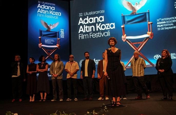 Pelin Esmer’in “O da Bir Şey mi?”si Altın Koza’yı sildi süpürdü