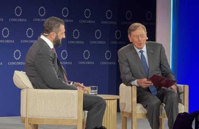 Nereden nereye? Eski CIA Başkanı ile Ahmet Şara aynı sahnede… Üstelik eski CIA Başkanı ona hayran