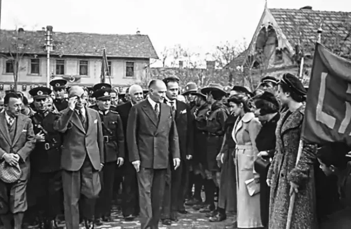 Cumhuriyet, başka her şeyden önce halk egemenliği demektir