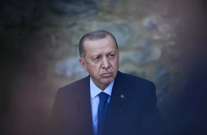 Erdoğan iktidarı kendi içine doğru bir çöküş içinde mi?