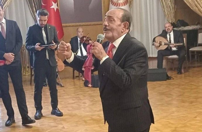 Meclis resepsiyonunda mini Mustafa Keser konseri