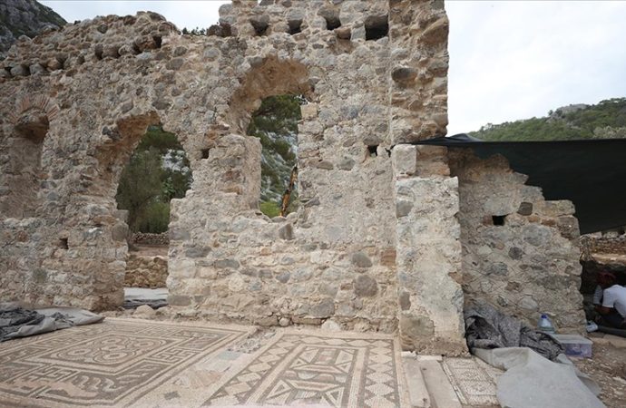 Olympos kazısı: Piskoposun evinin hamamı ortaya çıkarıldı