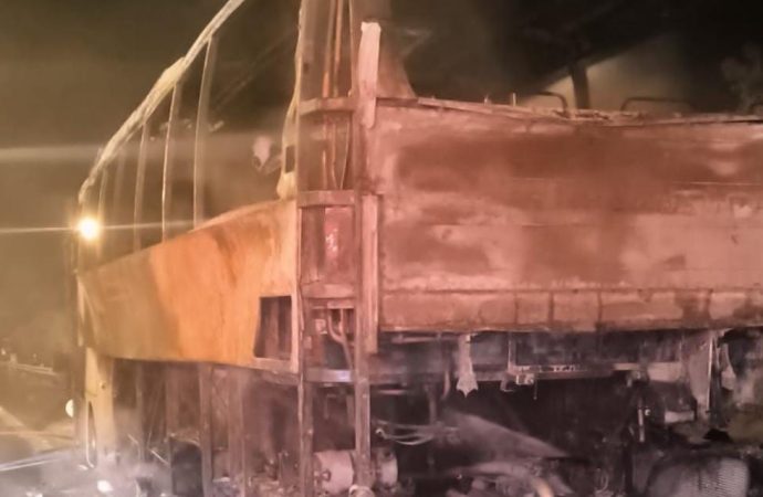 Faiadan dönüldü: Seyir halindeki yolcu otobüsü yandı