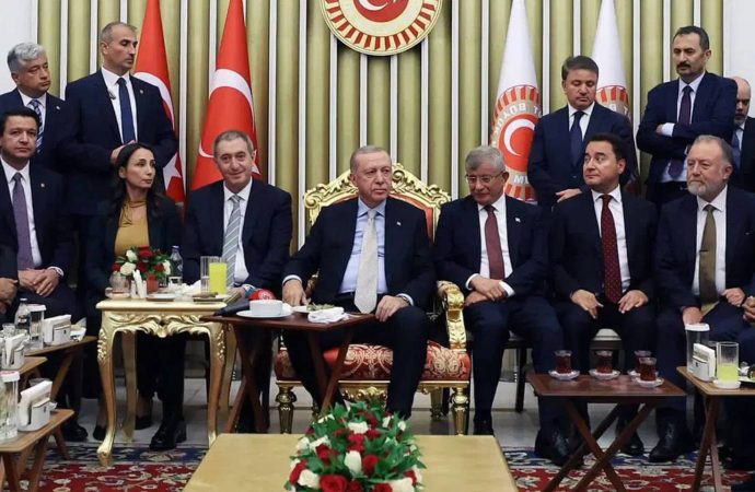 Davutoğlu ‘gülen fotoğraf’ını yorumladı: Surat asmanın alemi ne!
