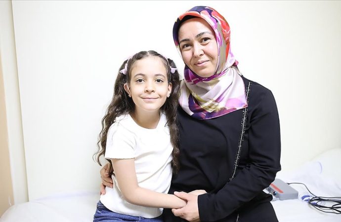 İşitme engelli anne-kız birbirlerini artık biyonik kulakla duyuyor