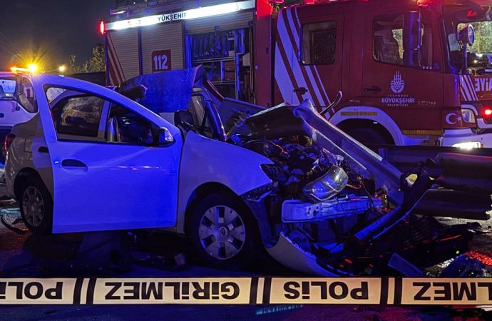 Otomobil bariyerlere saplandı: Bir kişi öldü, bir yaralı var