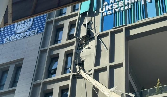 Vinç öğrenci yurdunun üstüne devrildi