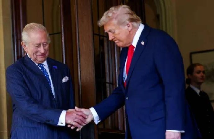 Trump’ın Kral Charles’a kılıç hediye etmesini engelleyen müze müdürü işinden oldu ayrıldı