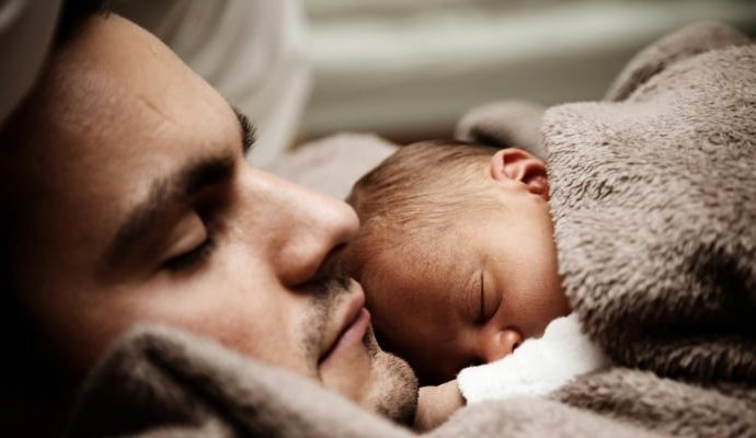 Erkeğin uzun yaşamasının sırrı: Tek eşlilik ve baba olmak!
