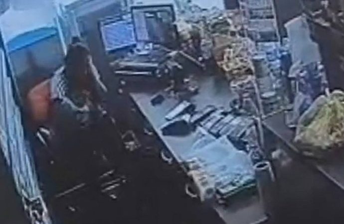 Benzin istasyonunda dehşet… Kucağında bebek olan kadına bıçakla saldırdı