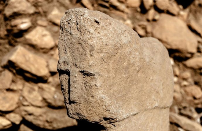 Karahantepe’de insan yüzlü T biçimli dikilitaş bulundu