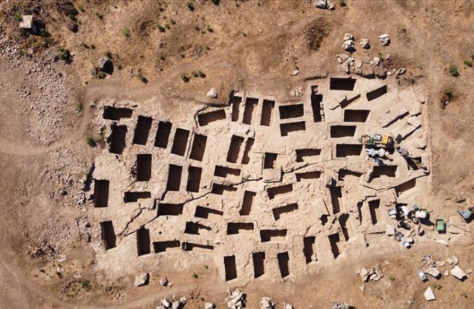 Kolossai Antik Kenti kazısı: Tekne tipi, içi dolu 60 mezar bulundu