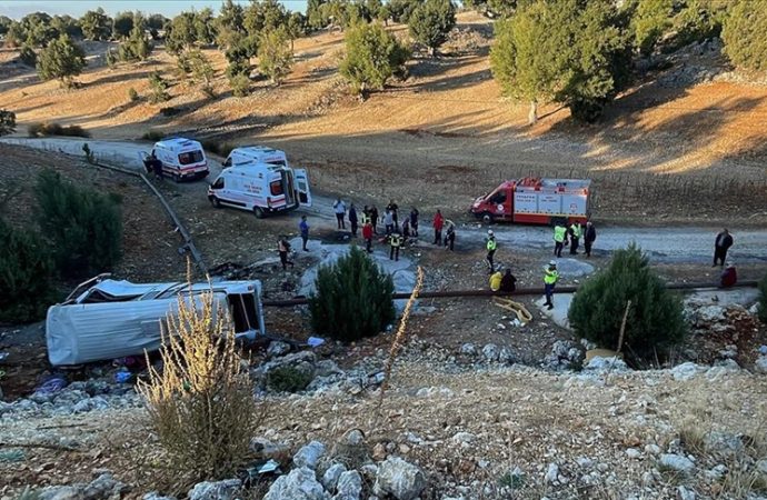 Tarım işçisi minibüsü devrildi: Beş kişi hayatını kaybetti, 14 yaralı var