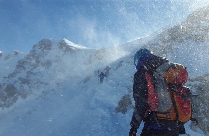 Everest’te 1000’i aşkın felaketzede kurtarıldı