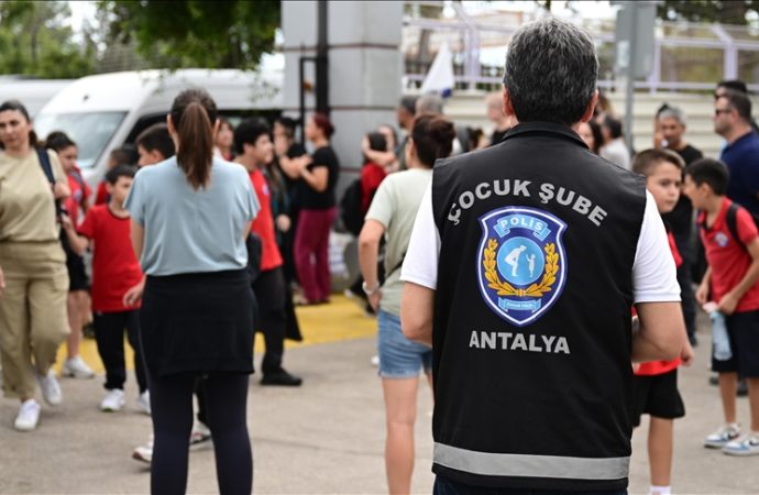 Her okulda bir polis görevlendirildi
