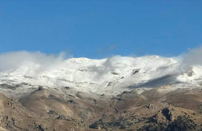Kıyıda yaz sürüyor, dağlara ilk kar yağdı