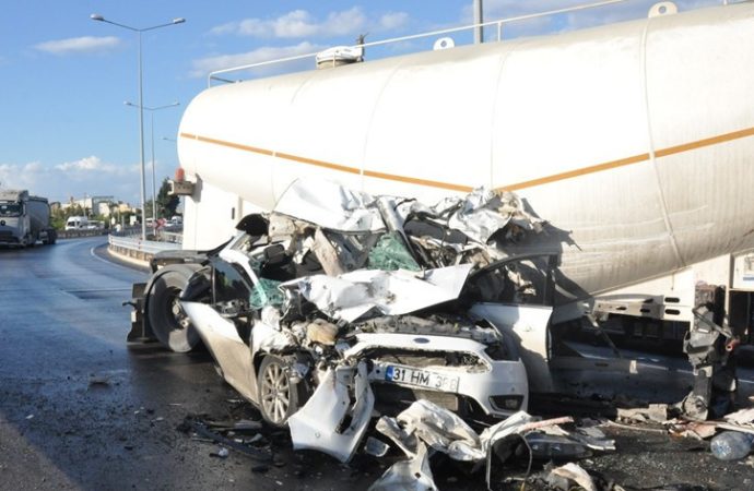 TIR’ın altında kalmaktan saniyelerle kurtuldu