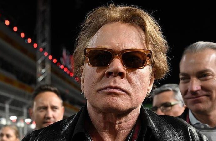 Guns N’ Rose solisti konserde Filistin bayrağı açtı