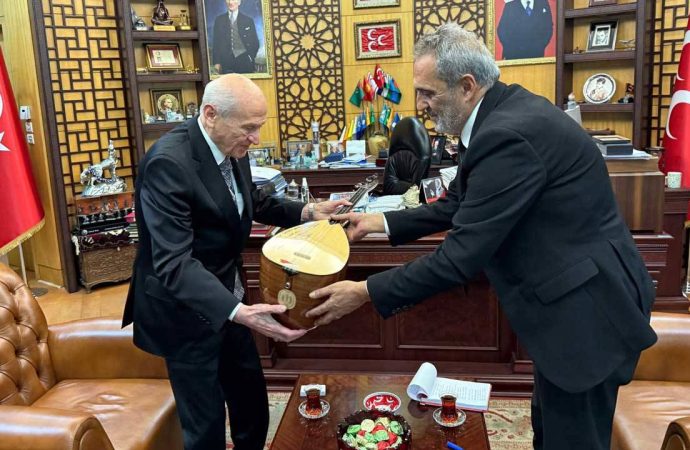 Yavuz Bingöl, Bahçeli’ye deyiş çaldı, bağlamasını hediye etti